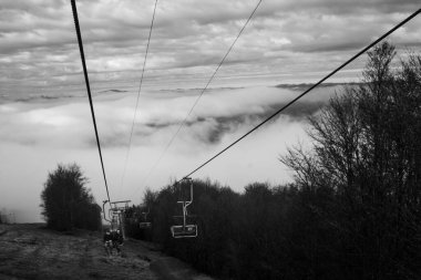  Ukrayna 'daki Karpat Dağları' nda teleferik.
