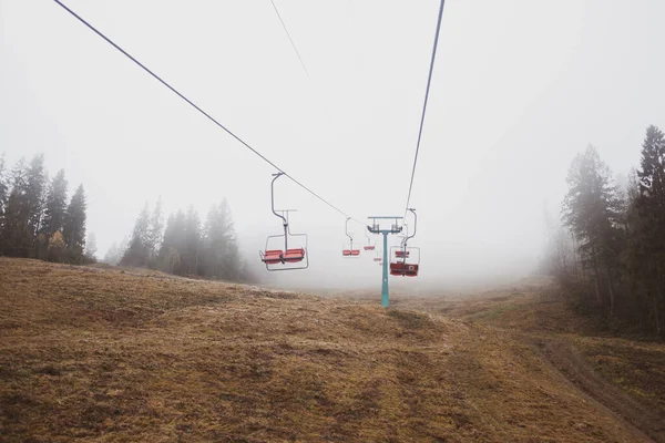  Ukrayna 'daki Karpat Dağları' nda teleferik.