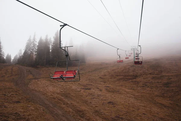  Ukrayna 'daki Karpat Dağları' nda teleferik.