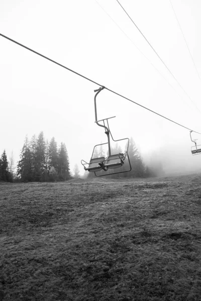  Ukrayna 'daki Karpat Dağları' nda teleferik.