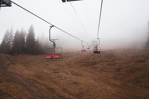  Ukrayna 'daki Karpat Dağları' nda teleferik.