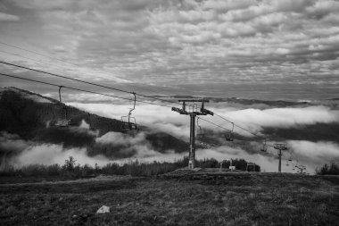  Ukrayna 'daki Karpat Dağları' nda teleferik.