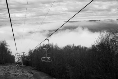  Ukrayna 'daki Karpat Dağları' nda teleferik.