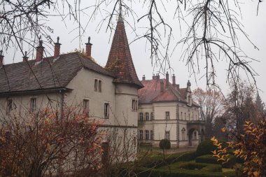 Batı Ukrayna 'nın inanılmaz mimari manzarası, peri masalı Shenborn Sarayı