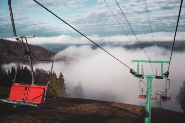  Ukrayna 'daki Karpat Dağları' nda teleferik.