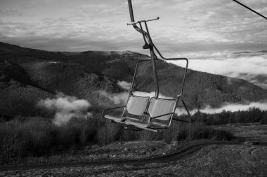  Ukrayna 'daki Karpat Dağları' nda teleferik.