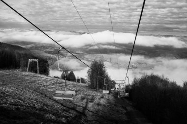  Ukrayna 'daki Karpat Dağları' nda teleferik.