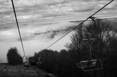  Ukrayna 'daki Karpat Dağları' nda teleferik.
