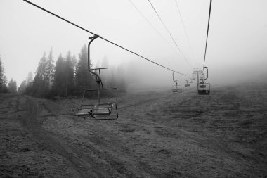  Ukrayna 'daki Karpat Dağları' nda teleferik.