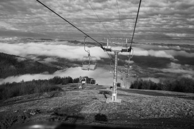  Ukrayna 'daki Karpat Dağları' nda teleferik.