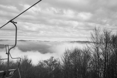  Ukrayna 'daki Karpat Dağları' nda teleferik.