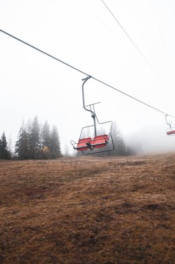  Ukrayna 'daki Karpat Dağları' nda teleferik.