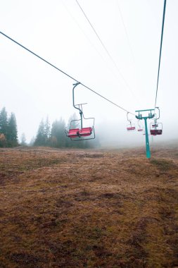  Ukrayna 'daki Karpat Dağları' nda teleferik.