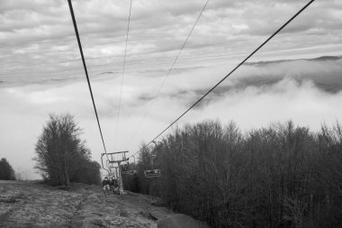  Ukrayna 'daki Karpat Dağları' nda teleferik.