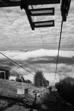  Ukrayna 'daki Karpat Dağları' nda teleferik.