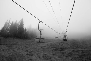  Ukrayna 'daki Karpat Dağları' nda teleferik.