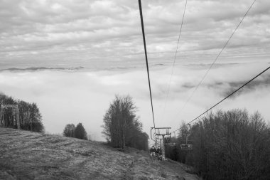  Ukrayna 'daki Karpat Dağları' nda teleferik.