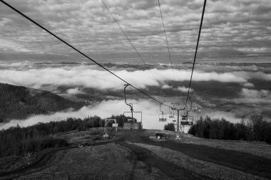  Ukrayna 'daki Karpat Dağları' nda teleferik.