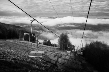  Ukrayna 'daki Karpat Dağları' nda teleferik.