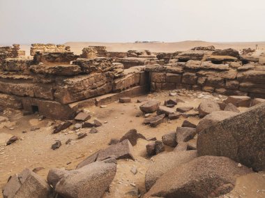 Giza Piramit Kompleksi (ayrıca Giza Necropolis olarak da bilinir) Mısır 'ın başkenti Kahire' deki Giza Platosu 'nda yer alır.