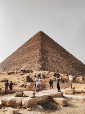 Giza Piramit Kompleksi (ayrıca Giza Necropolis olarak da bilinir) Mısır 'ın başkenti Kahire' deki Giza Platosu 'nda yer alır.