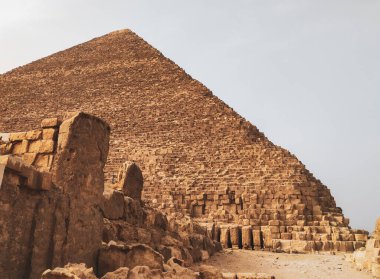 Giza Piramit Kompleksi (ayrıca Giza Necropolis olarak da bilinir) Mısır 'ın başkenti Kahire' deki Giza Platosu 'nda yer alır.