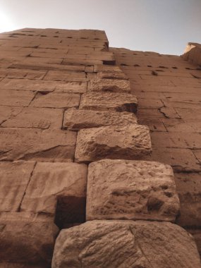 Karnak Tapınağı Kompleksi, genellikle Karnak olarak bilinen, Mısır 'daki çürümüş tapınaklar, şapeller, sütunlar ve diğer yapıların büyük bir karışımından oluşur.