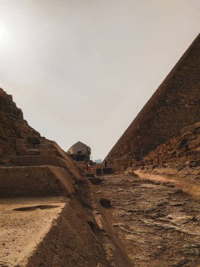 Giza Piramit Kompleksi (ayrıca Giza Necropolis olarak da bilinir) Mısır 'ın başkenti Kahire' deki Giza Platosu 'nda yer alır.
