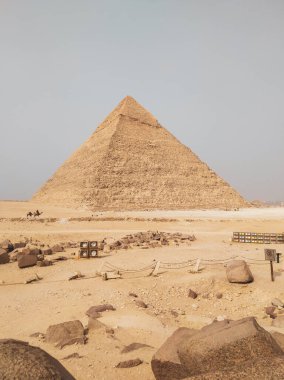 Giza Piramit Kompleksi (ayrıca Giza Necropolis olarak da bilinir) Mısır 'ın başkenti Kahire' deki Giza Platosu 'nda yer alır.