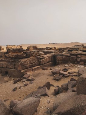 Giza Piramit Kompleksi (ayrıca Giza Necropolis olarak da bilinir) Mısır 'ın başkenti Kahire' deki Giza Platosu 'nda yer alır.