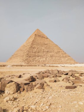 Giza Piramit Kompleksi (ayrıca Giza Necropolis olarak da bilinir) Mısır 'ın başkenti Kahire' deki Giza Platosu 'nda yer alır.
