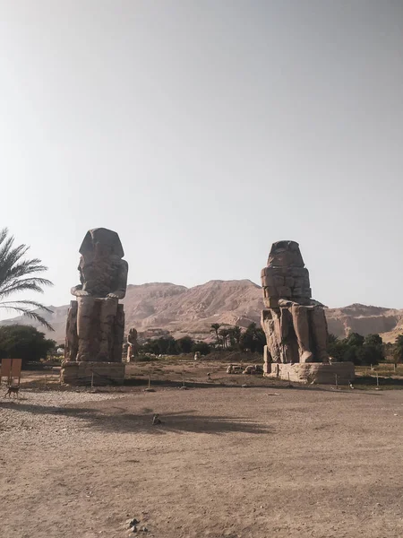 Colossos Memnon São Duas Estátuas Monumentais Que Representam Amenófis Iii — Fotografia de Stock