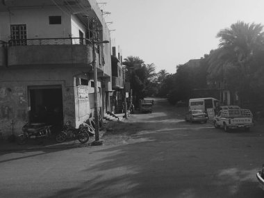 Mısır 'da bir caddenin siyah beyaz fotoğrafı