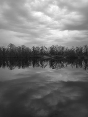 Arkasında bir göl olan güzel bir manzara.