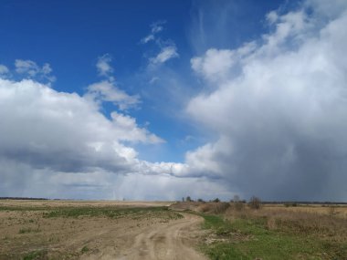 Kırsalda gökyüzünde fırtına bulutları 