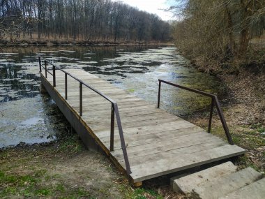 Güzel bir manzara, nehir kıyısında bir rıhtım.