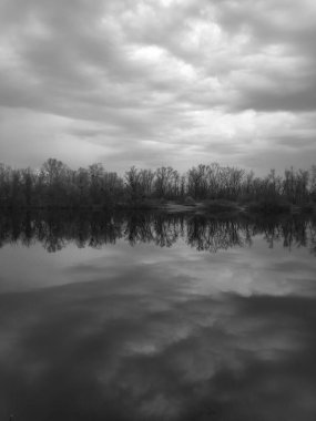 Arkasında bir göl olan güzel bir manzara.