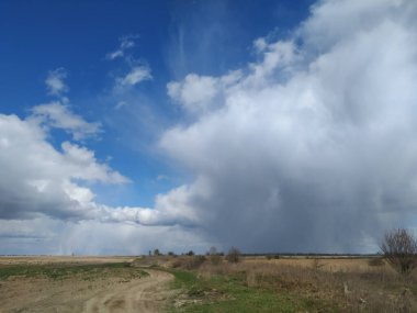 Kırsalda gökyüzünde fırtına bulutları 