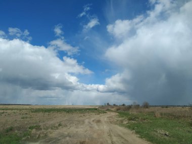 Kırsalda gökyüzünde fırtına bulutları 