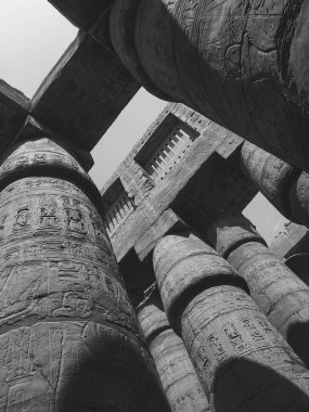 Karnak Tapınağı Kompleksi, genellikle Karnak olarak bilinen, Mısır 'daki çürümüş tapınaklar, şapeller, sütunlar ve diğer yapıların büyük bir karışımından oluşur.