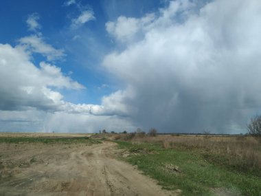 Kırsalda gökyüzünde fırtına bulutları 