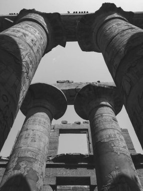 Karnak Tapınağı Kompleksi, genellikle Karnak olarak bilinen, Mısır 'daki çürümüş tapınaklar, şapeller, sütunlar ve diğer yapıların büyük bir karışımından oluşur.