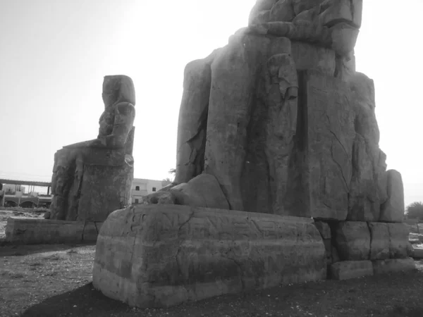 Los Colosos Memnon Son Dos Estatuas Monumentales Que Representan Amenhotep —  Fotos de Stock