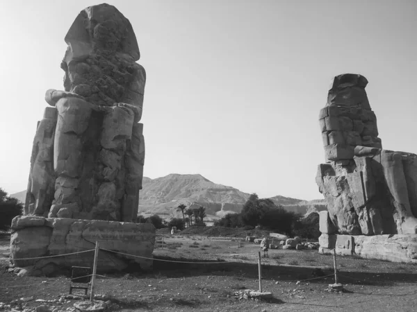 Colossos Memnon São Duas Estátuas Monumentais Que Representam Amenófis Iii — Fotografia de Stock