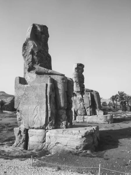 Colossos Memnon São Duas Estátuas Monumentais Que Representam Amenófis Iii — Fotografia de Stock