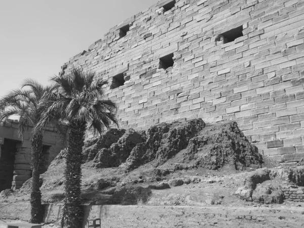 カルナック神殿複合体は 一般にカルナックとして知られており エジプトのルクソール近くの寺院 礼拝堂 パイロン その他の建物の広大な組み合わせで構成されています — ストック写真