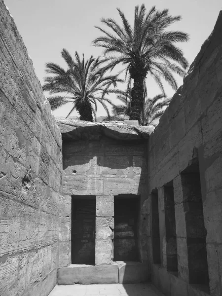 在埃及卢克索附近的卡尔纳克寺庙建筑群 Karnak Temple Complex 通常被称为卡尔纳克寺庙建筑群 Karnak 包括大量腐烂的寺庙 尖塔和其他建筑 — 图库照片