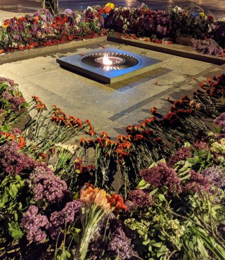 9 Mayıs 2021 tarihli anma töreninde çiçekler 