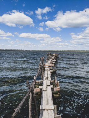 Sahildeki eski ahşap iskele.