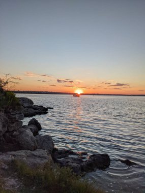  Sahilde güzel bir gün batımı, denizin arka planı...